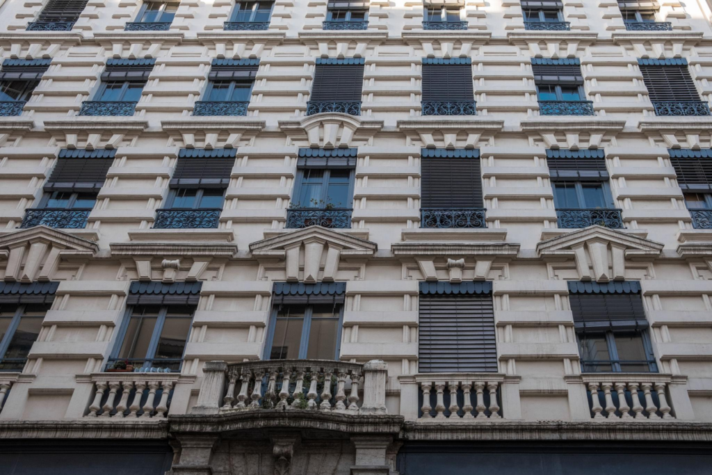 Rénovation énergétique copropriété Lyon – façade d’immeuble ancien rénové